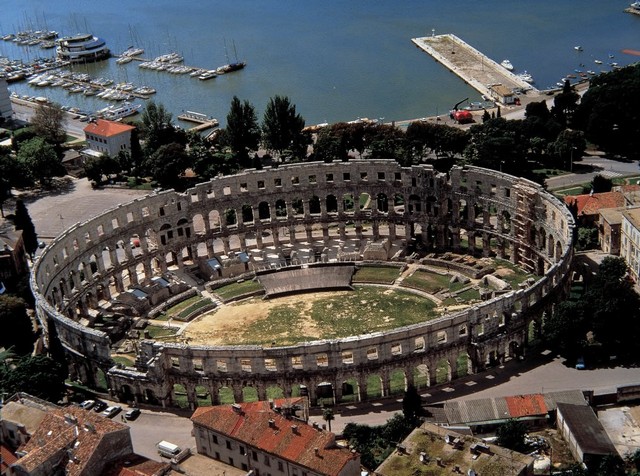 амфитеатр в пуле